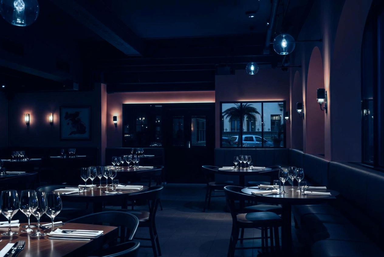 Restaurante con ambiente cálido al atardecer